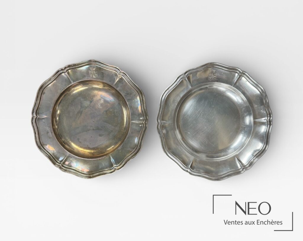 Deux assiettes rondes en argent à bords chantournés