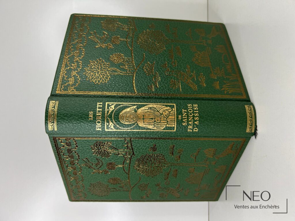 Livre relié vert avec décors dorés sur les plats et le dos