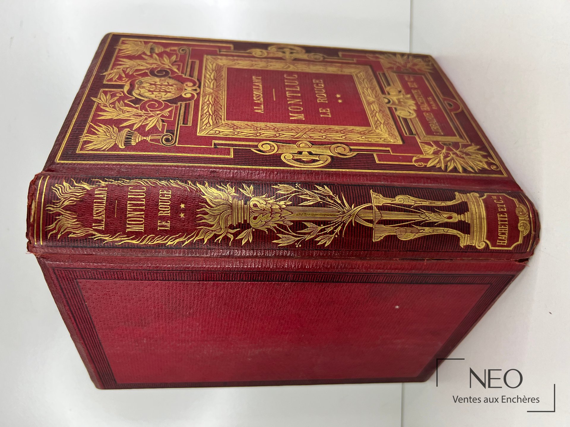 Livre relié rouge à décor doré