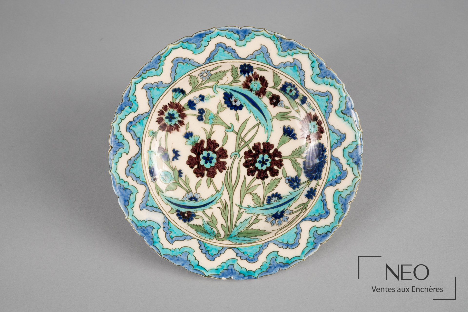 Atelier Lachenal assiette circulaire polylobée en faïence émaillée