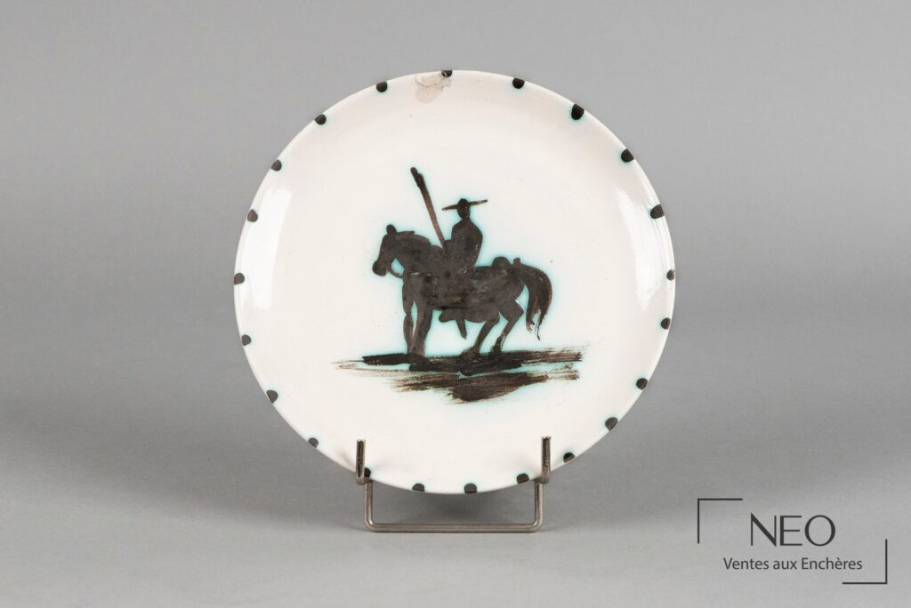 Assiette en céramique blanche décorée d'un picador au centre