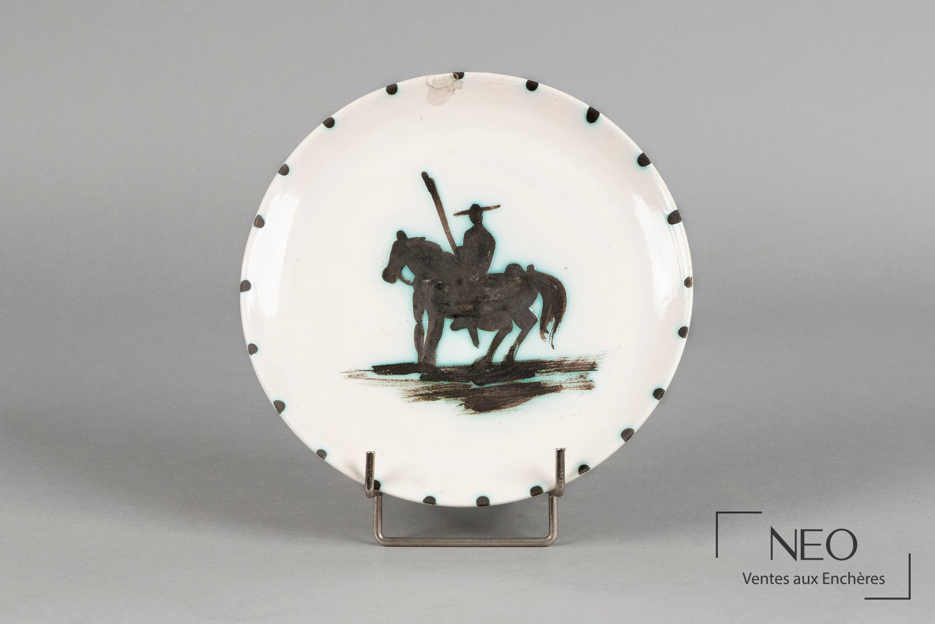 Assiette en céramique blanche décorée d'un picador au centre