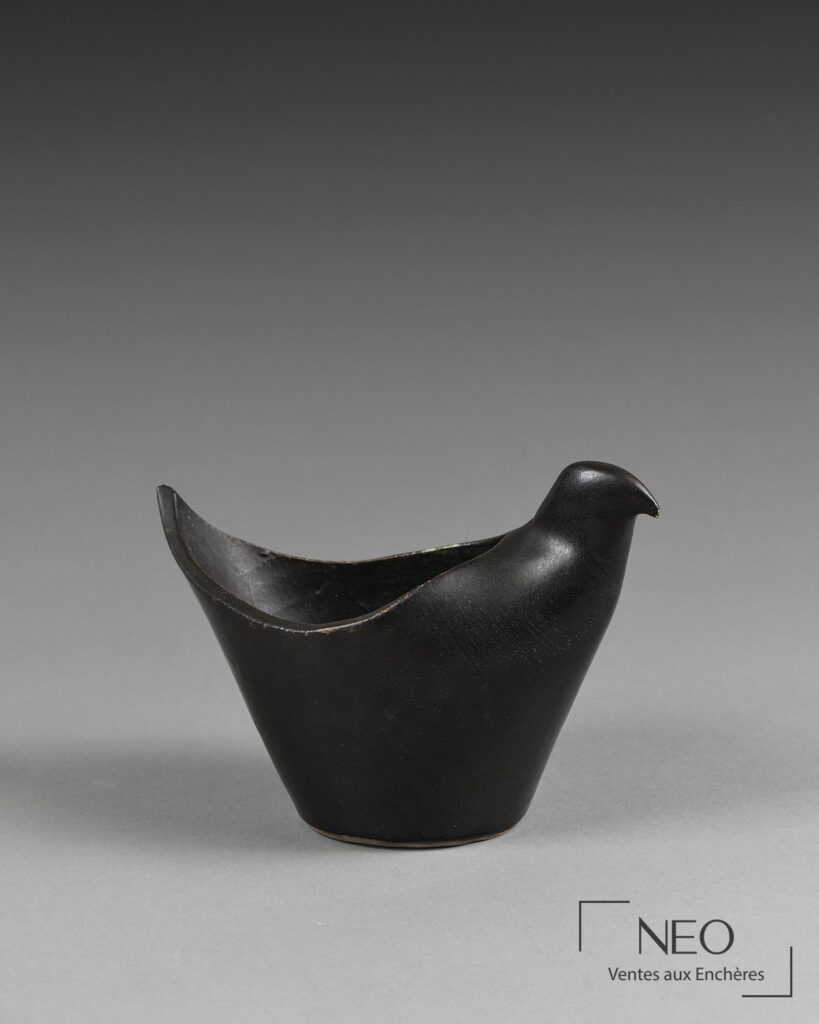 Colombe en céramique noire vue de face