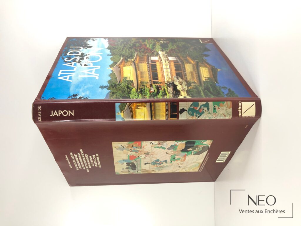 Couverture illustrée de l'atlas du Japon avec vue d'un pavillon doré et titre Atlas du Japon