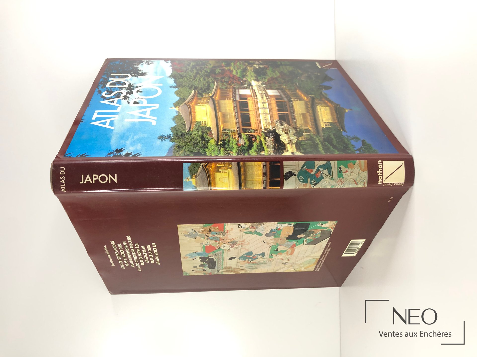 Couverture illustrée de l'atlas du Japon avec vue d'un pavillon doré et titre Atlas du Japon