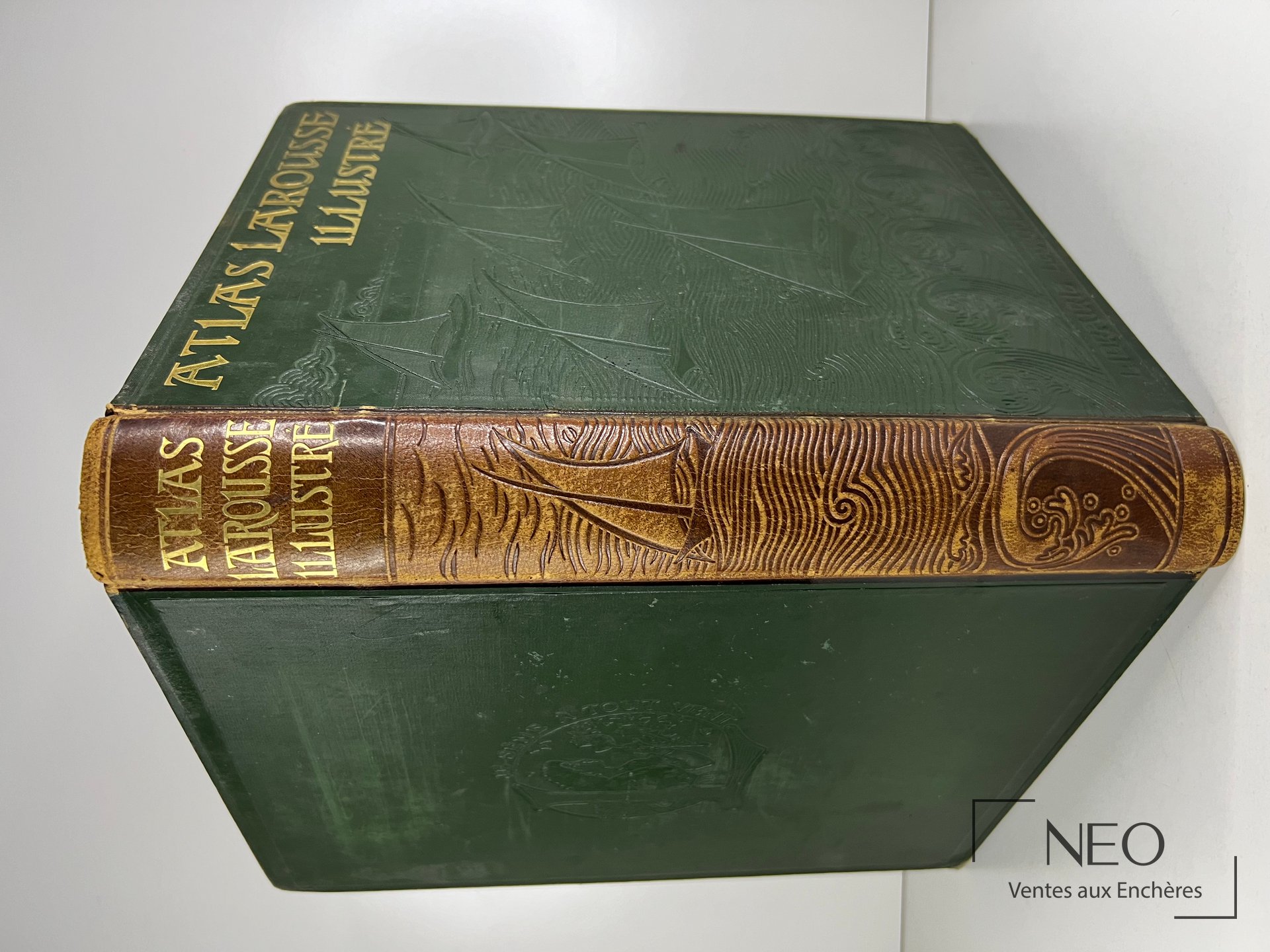 Atlas Larousse illustré relié en demi veau