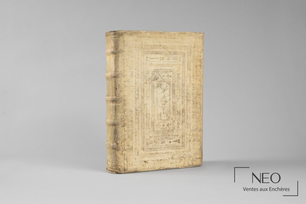 Reliure d’un atlas ancien en peau claire estampée