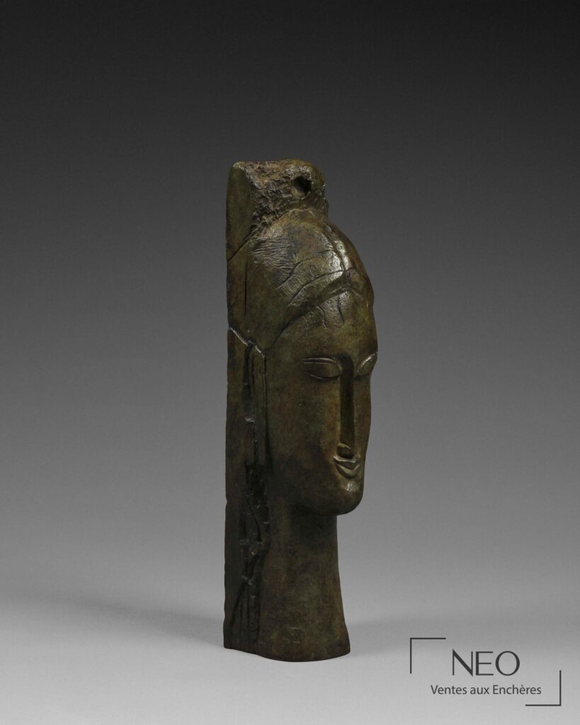 Tête de femme en bronze à patine verte