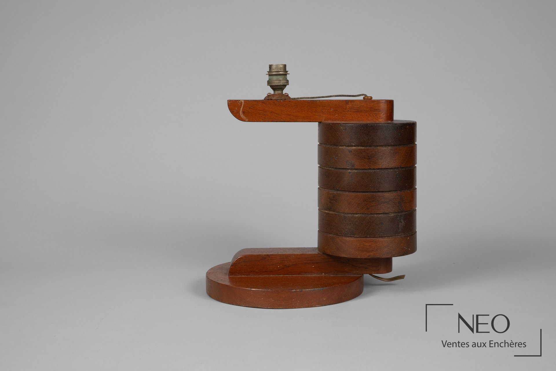 Pied de lampe moderniste en bois attribué à André Sornay