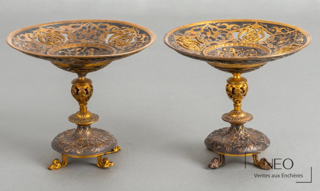 Paire de coupes en bronze à décor ajouré d'arabesques sur fond sombre