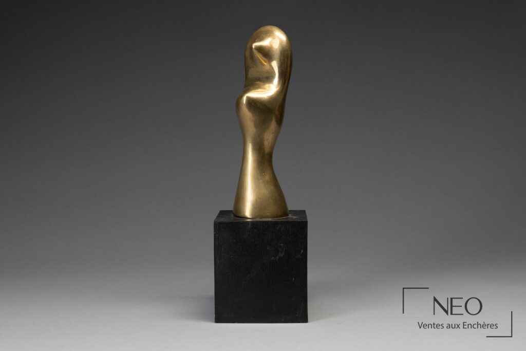 Sculpture abstraite en bronze doré sur socle noir