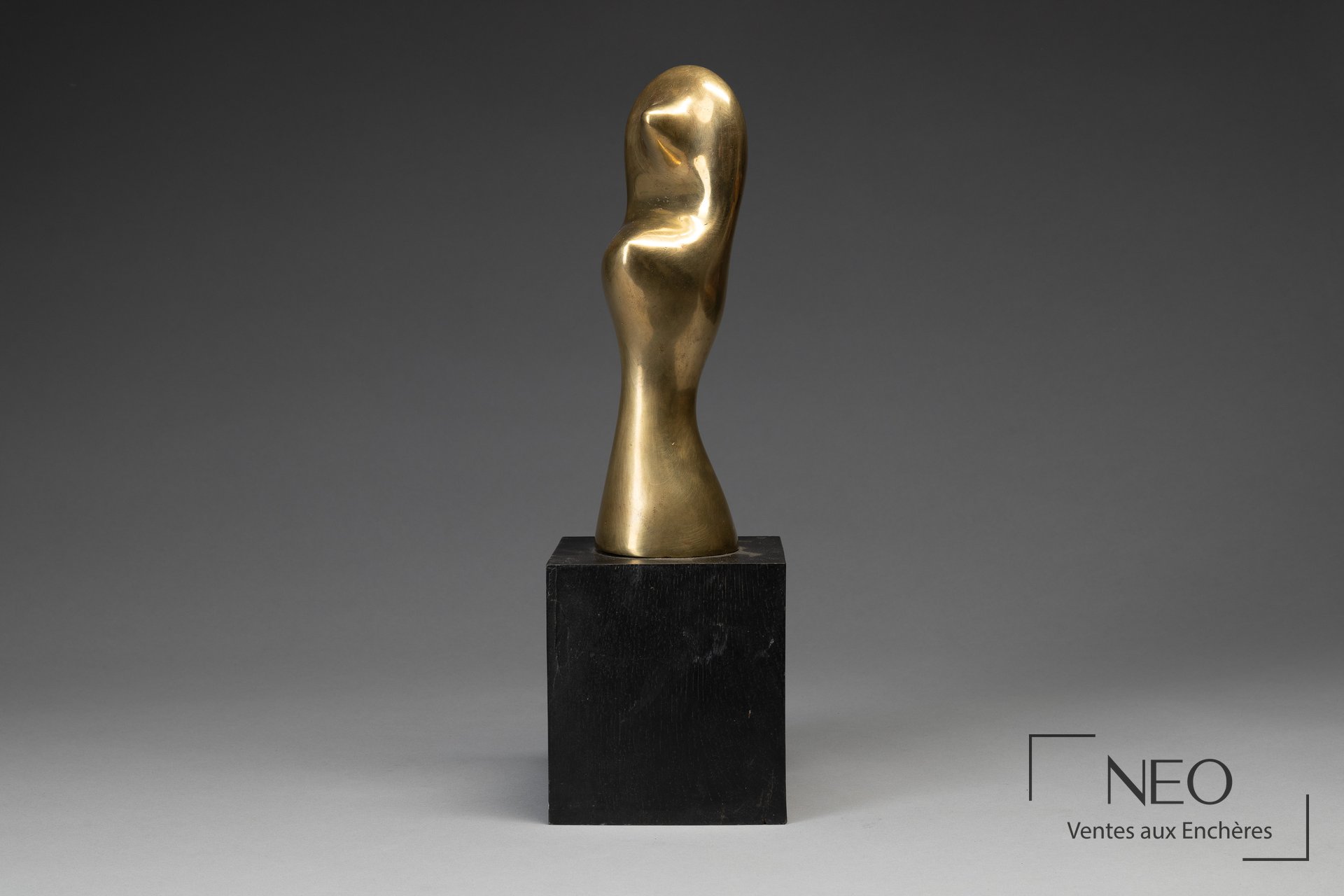Sculpture abstraite en bronze doré sur socle noir