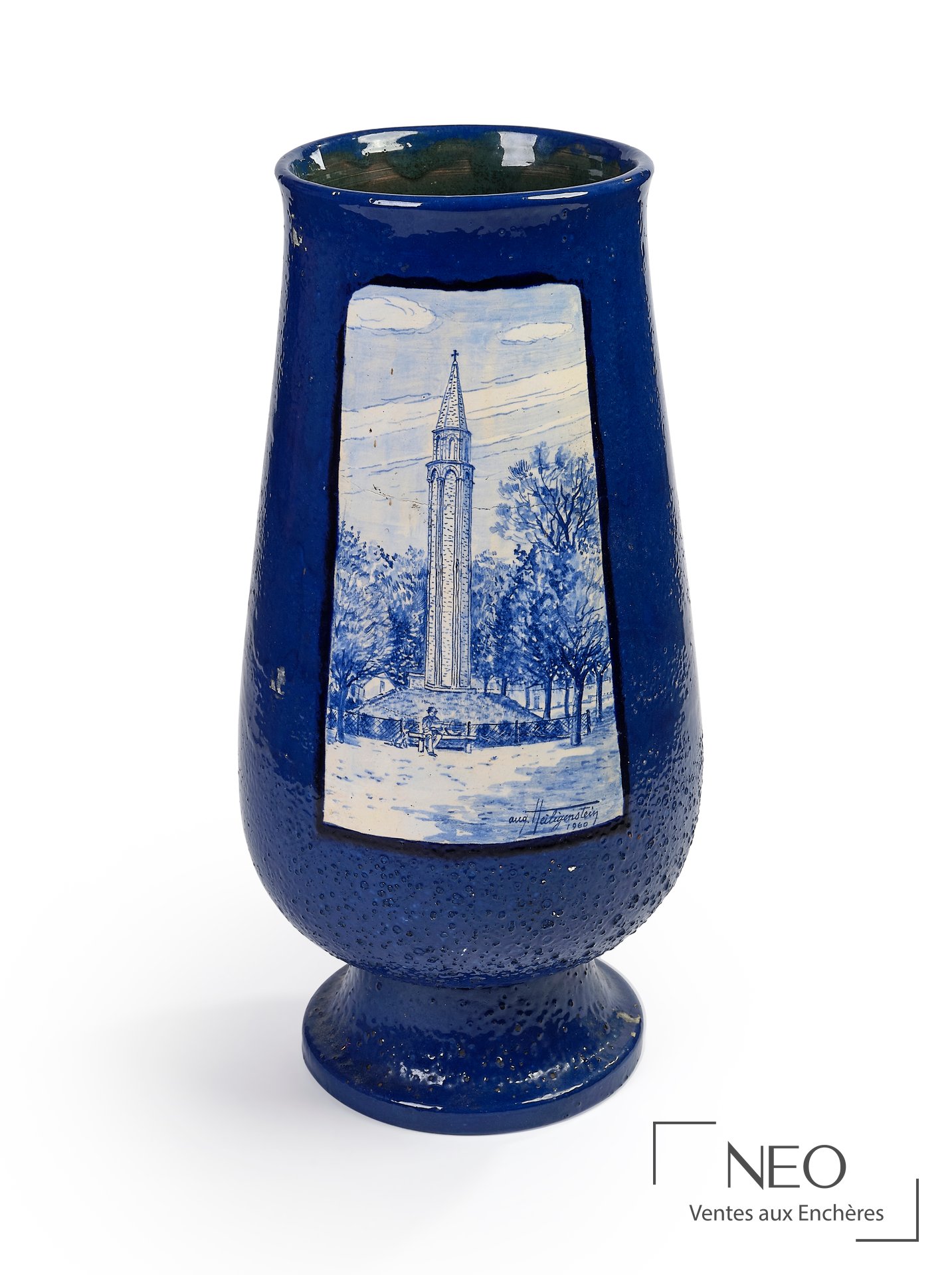Vase oblong en céramique bleue avec décor peint d'un clocher