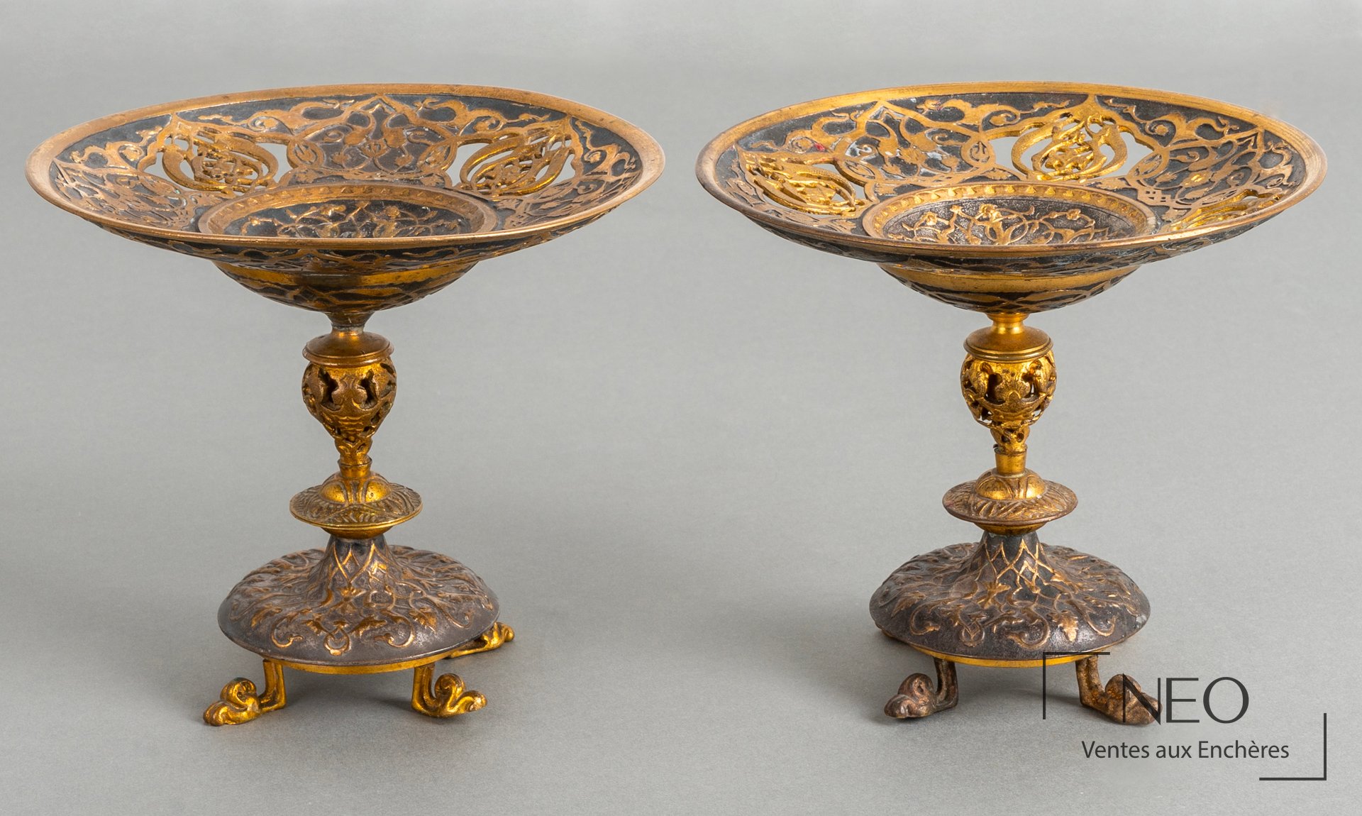 Paire de coupes en bronze à patine dorée et brune