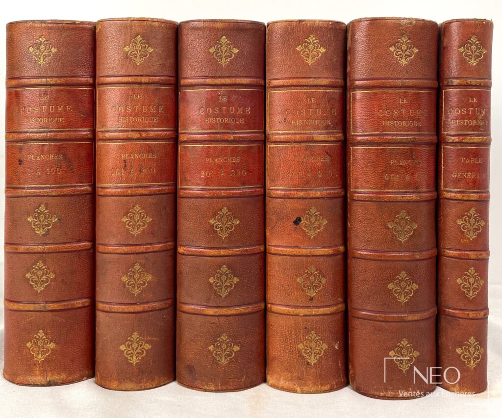 Six dos de volumes en cuir rouge ornés de motifs dorés