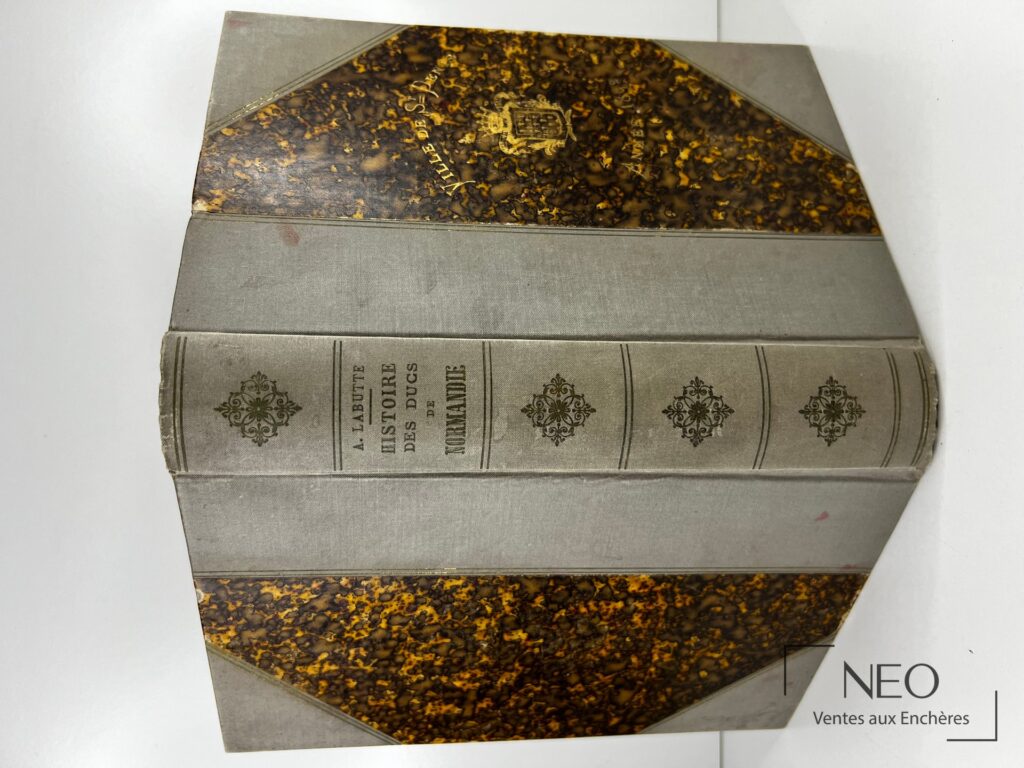Livre ancien relié en demi tissu à coins