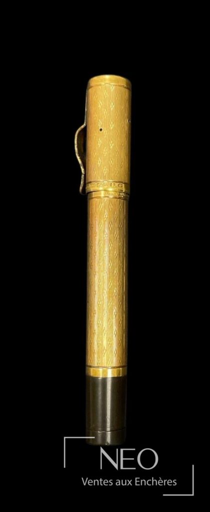Stylo plume Aurora Torino en or jaune et résine noire sur fond noir