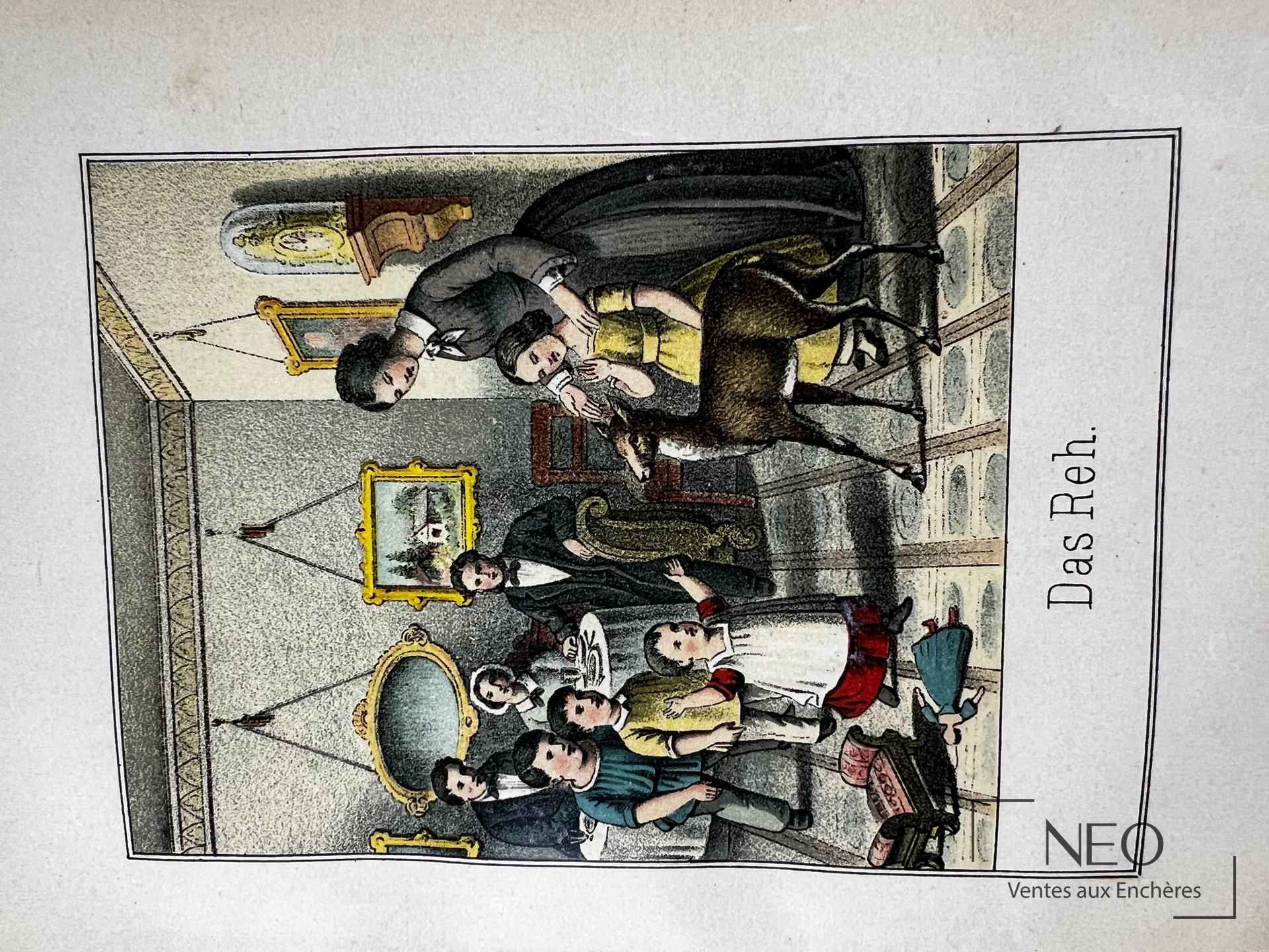 Page illustrée d'un livre ancien avec scène d'intérieur et personnage debout