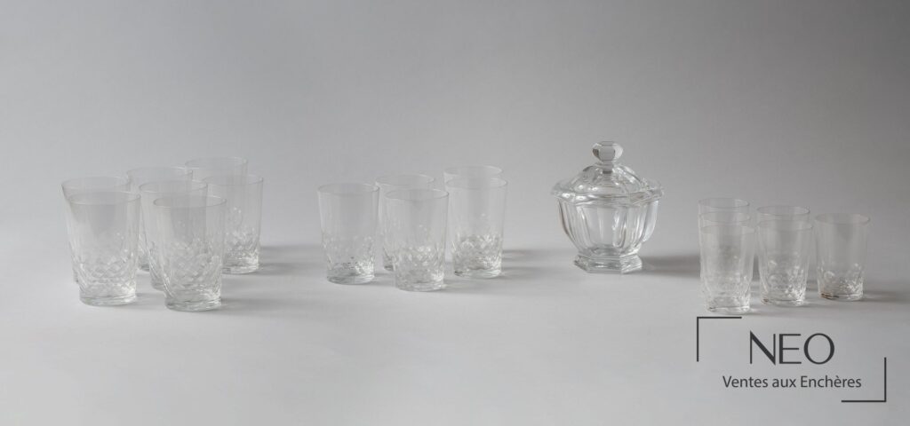 Ensemble Baccarat France en cristal incolore avec bonbonnière et séries de verres