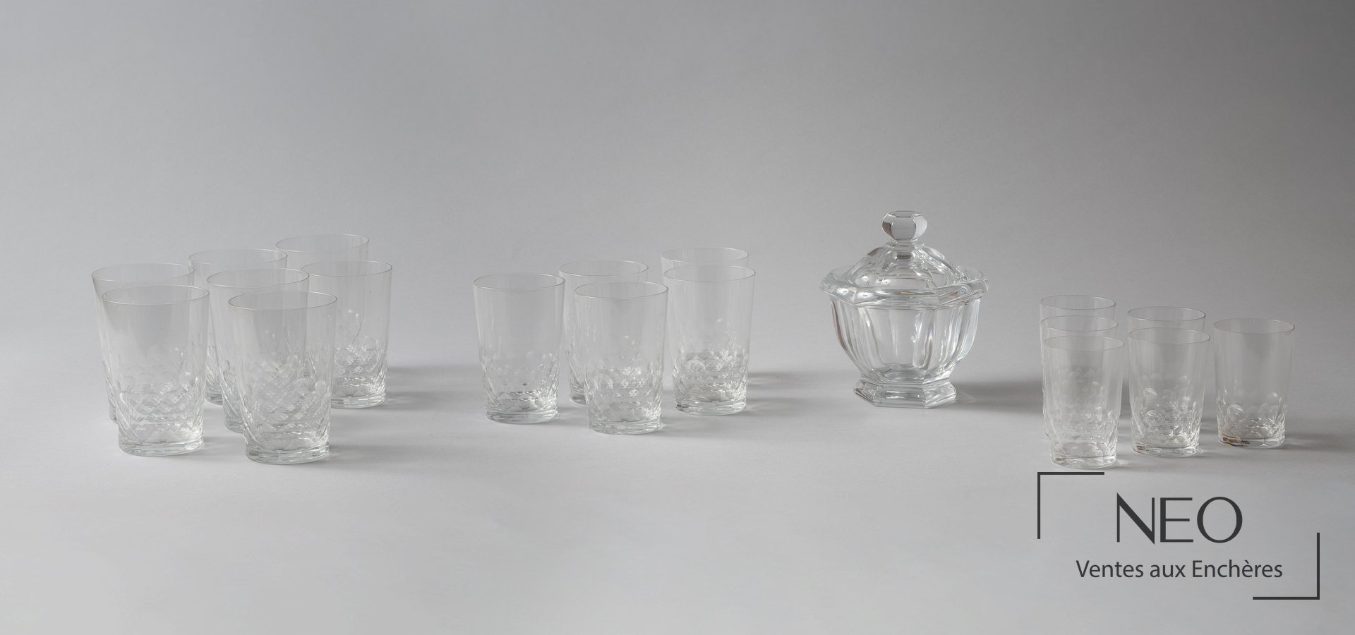 Ensemble Baccarat France en cristal incolore avec bonbonnière et séries de verres