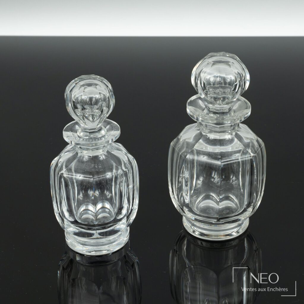 Deux flacons et un vase en cristal moulé incolore