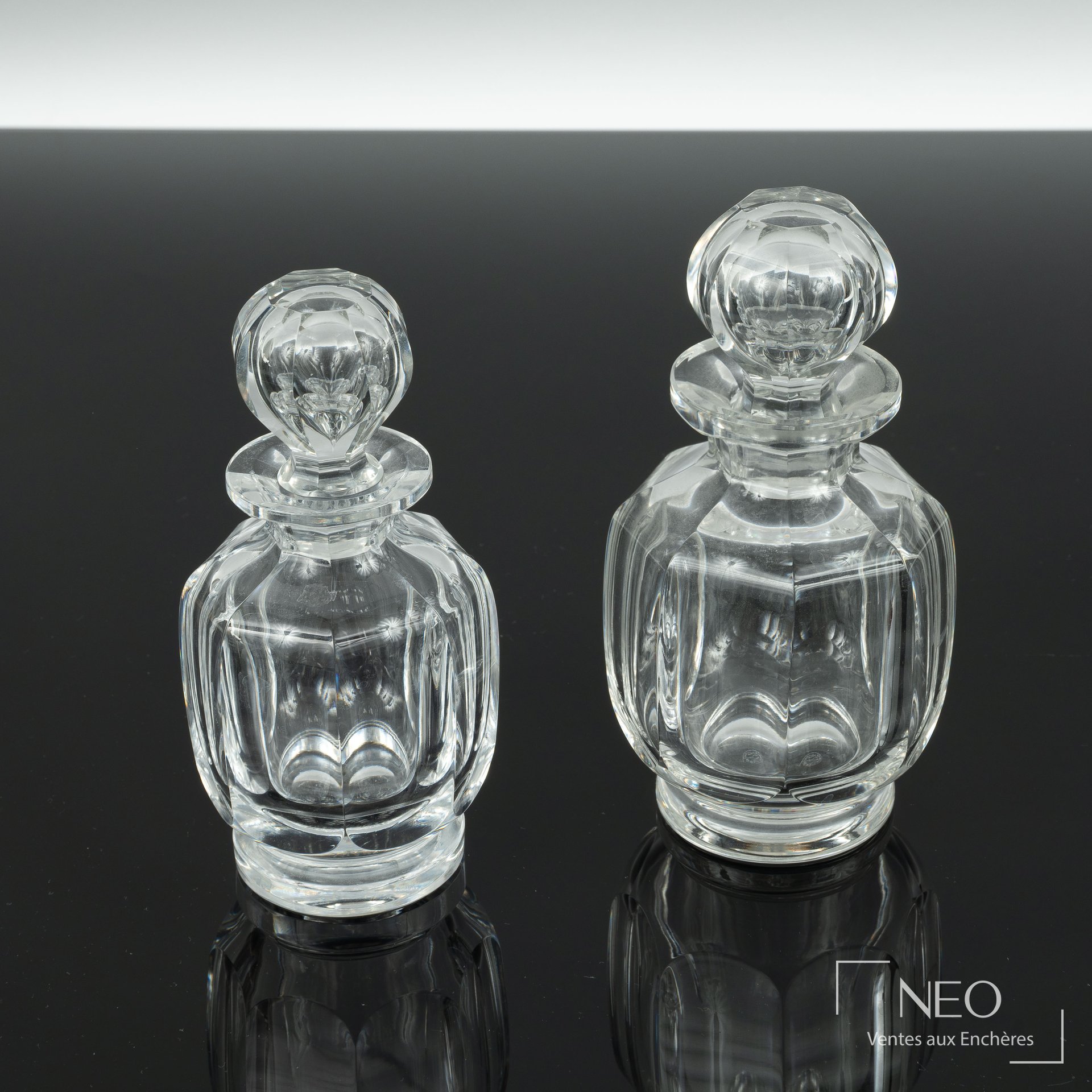 Baccarat France, deux flacons et un vase en cristal moulé incolore