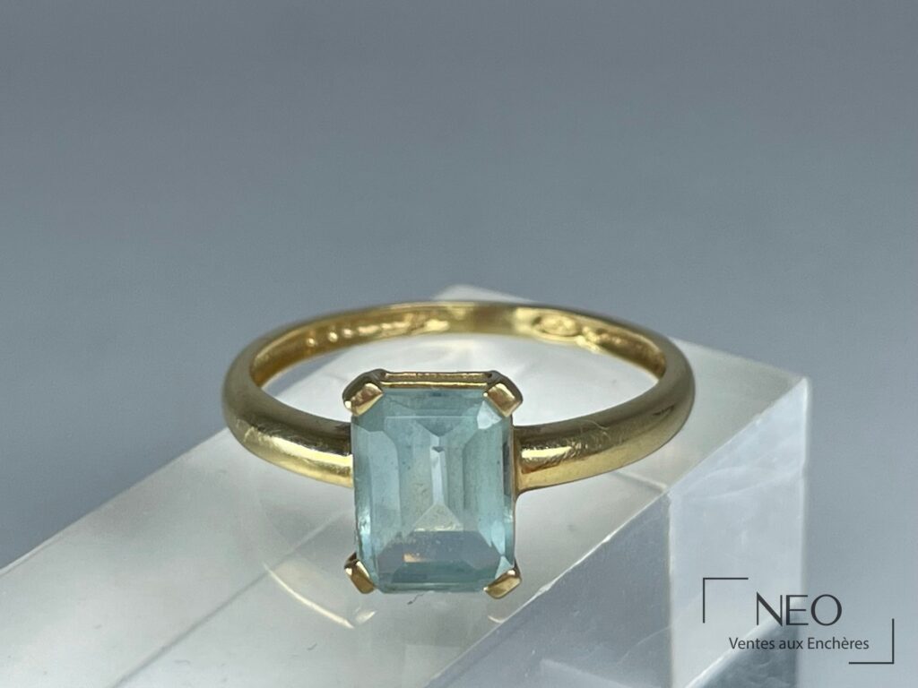 Bague en or jaune sertie d'une aigue-marine rectangulaire vue de face