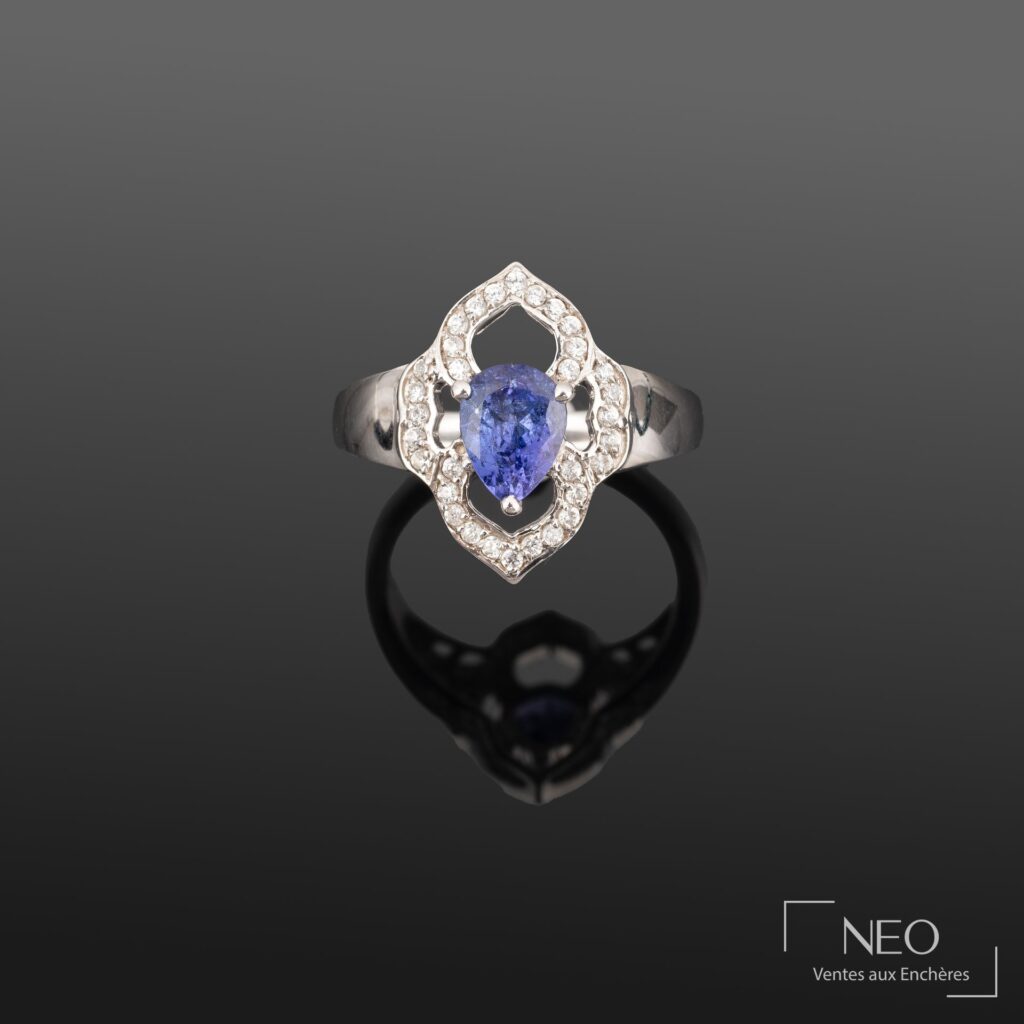 Bague en argent ajouré avec tanzanite en poire et entourage de zircons