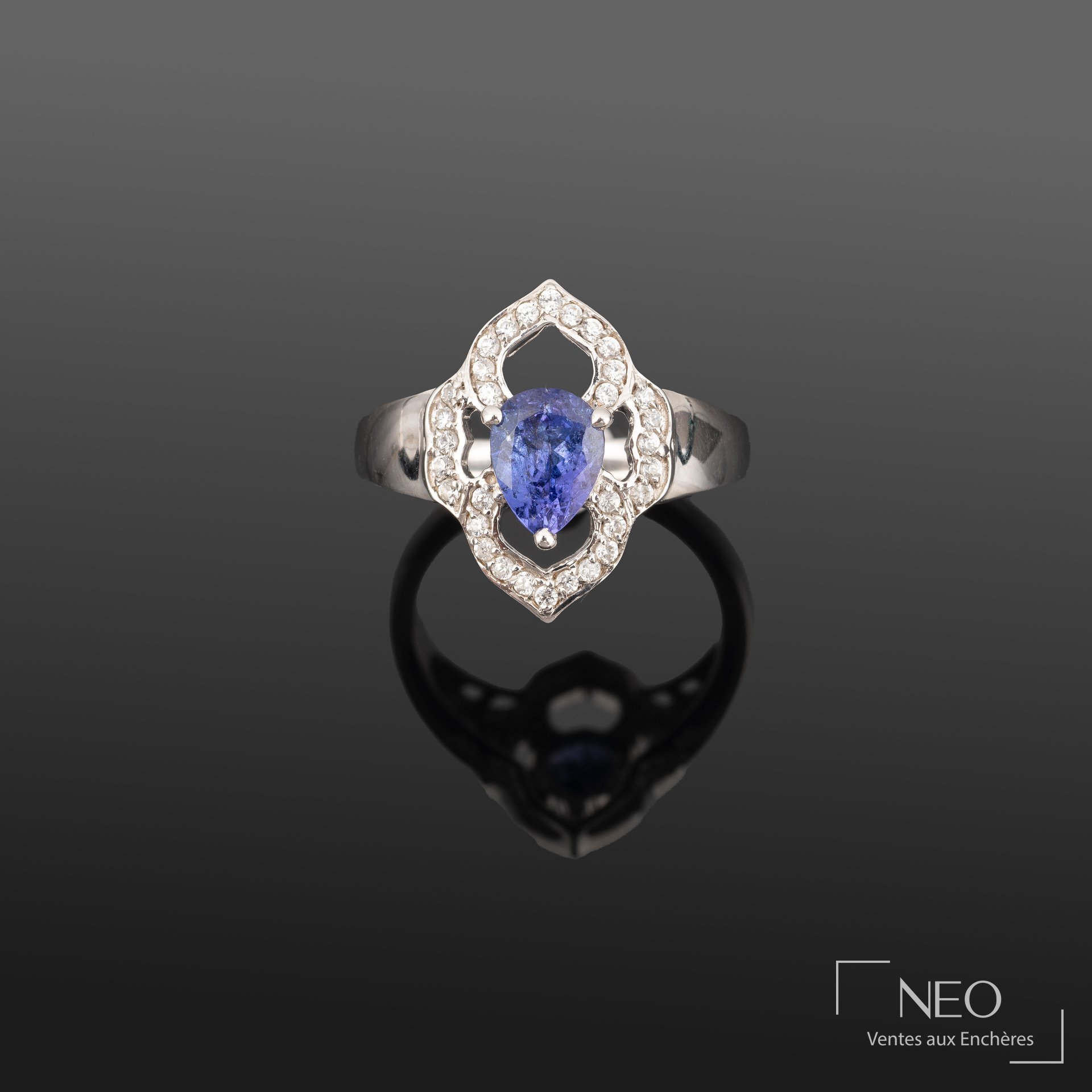 Bague en argent ajouré avec tanzanite en poire et entourage de zircons