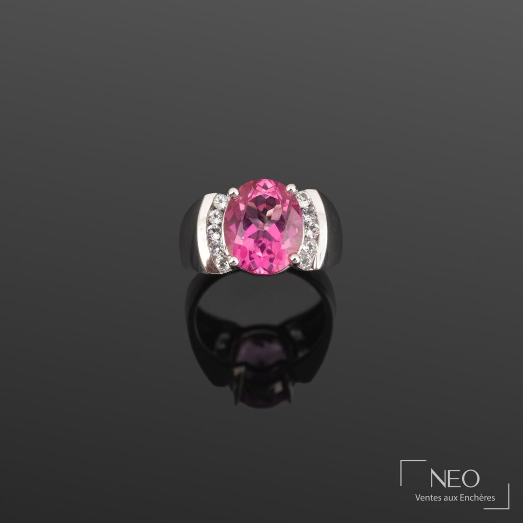 Bague en argent avec topaze rose ovale et pierres blanches de part et d’autre