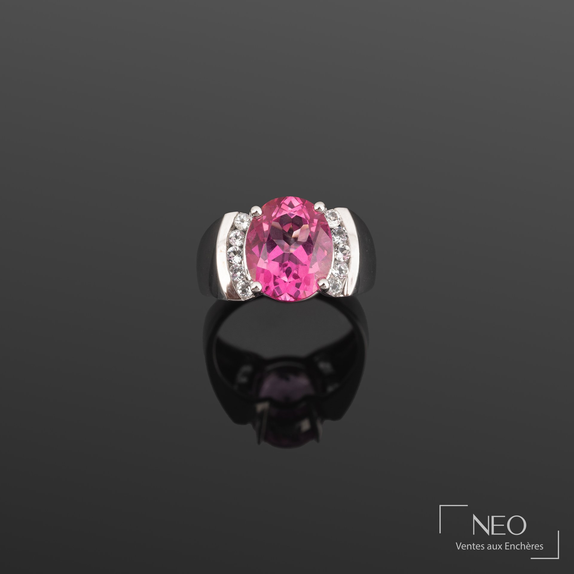 Bague en argent sertie d’une topaze rose ovale et de topazes blanches