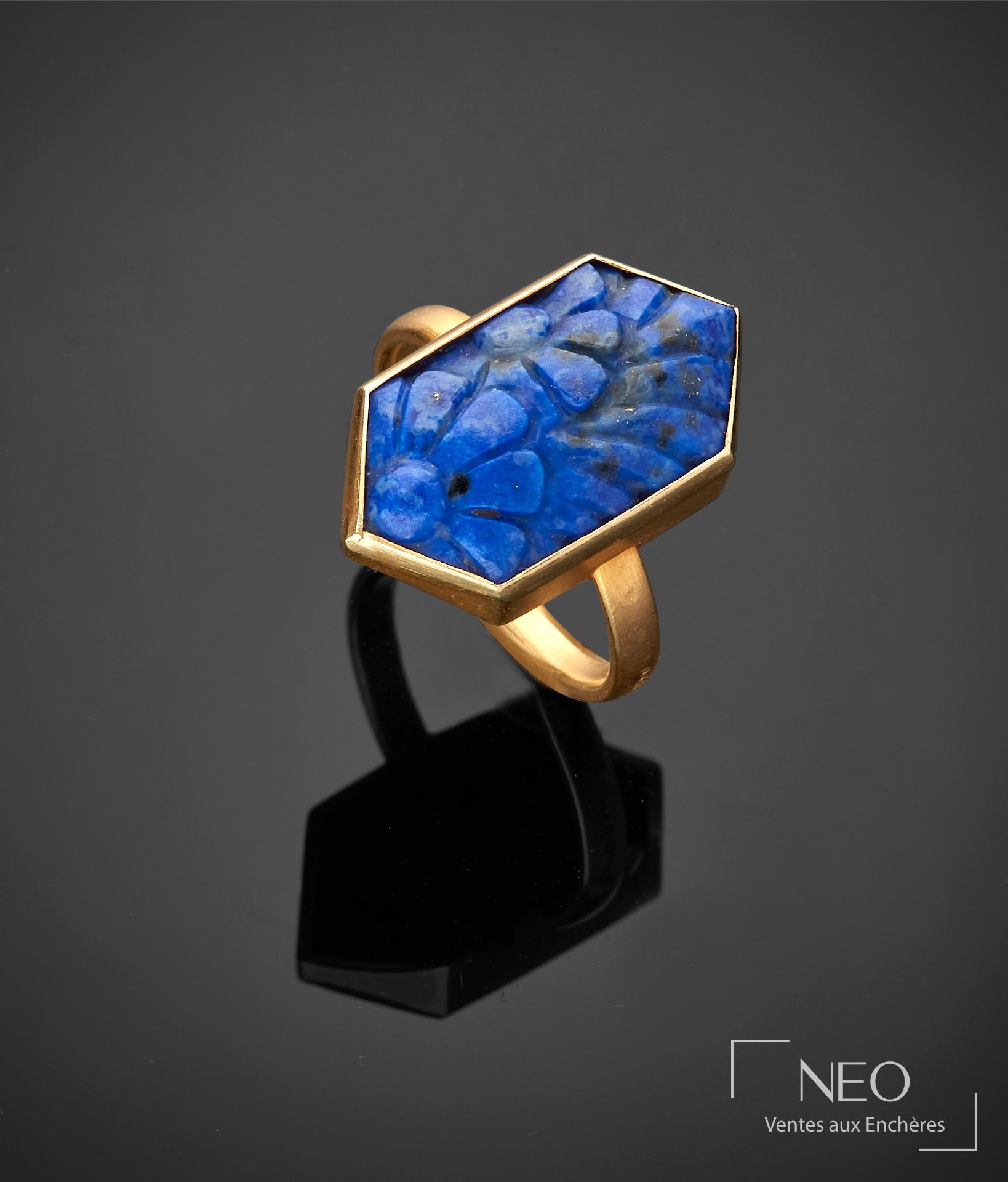 Bague Arnould en or jaune 18 carats et sodalite gravée
