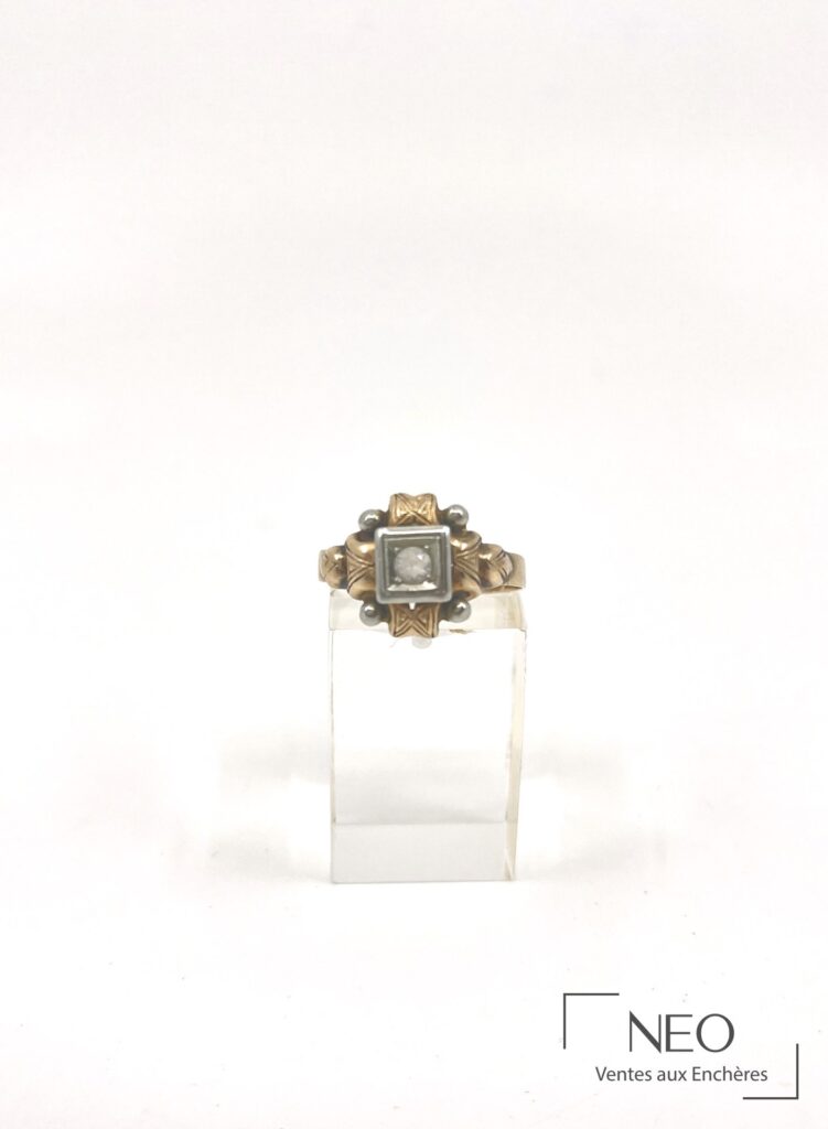 Bague Art Déco en ors jaune et gris avec diamant central