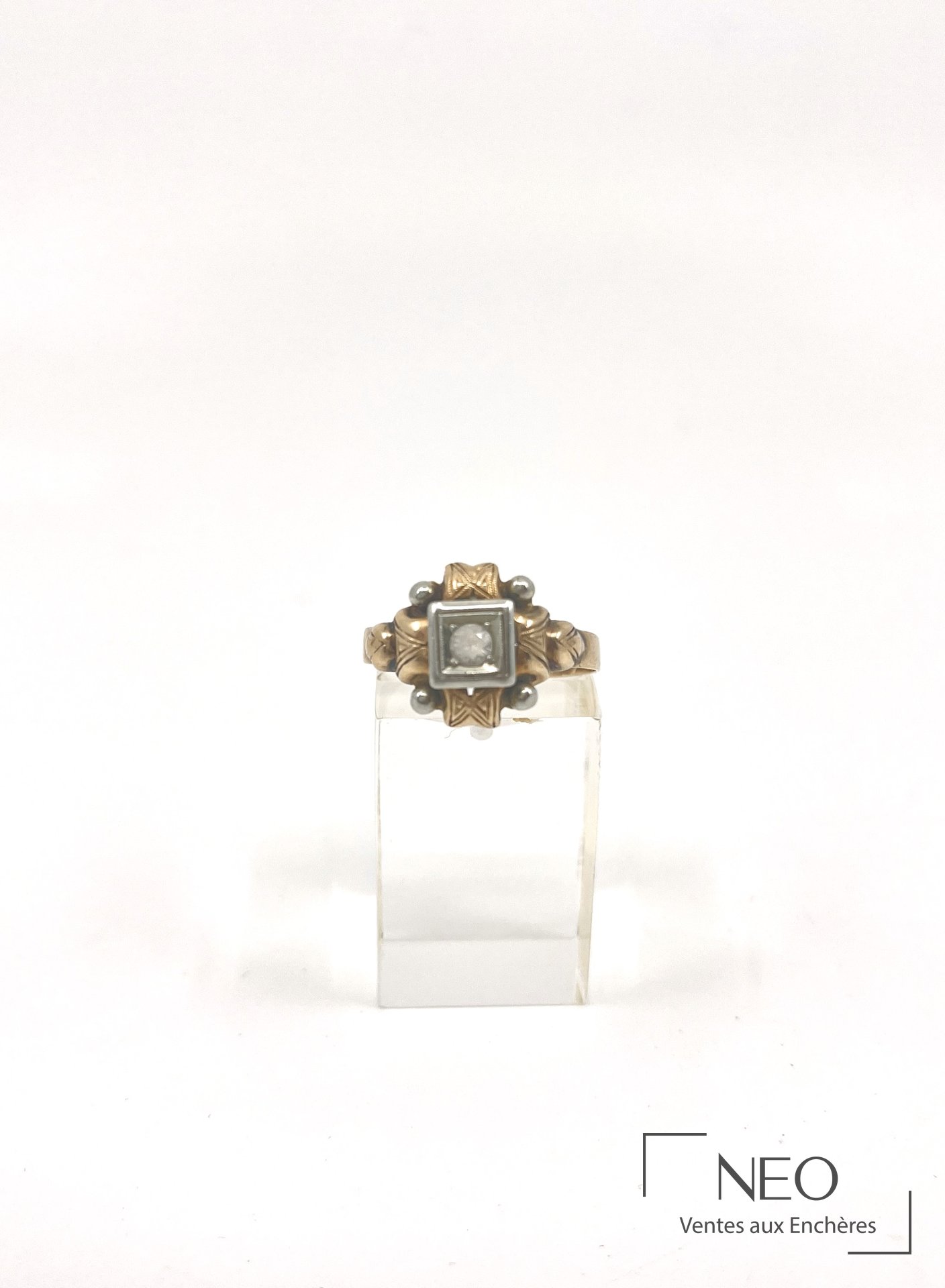 Bague Art Déco en ors jaune et gris avec diamant central