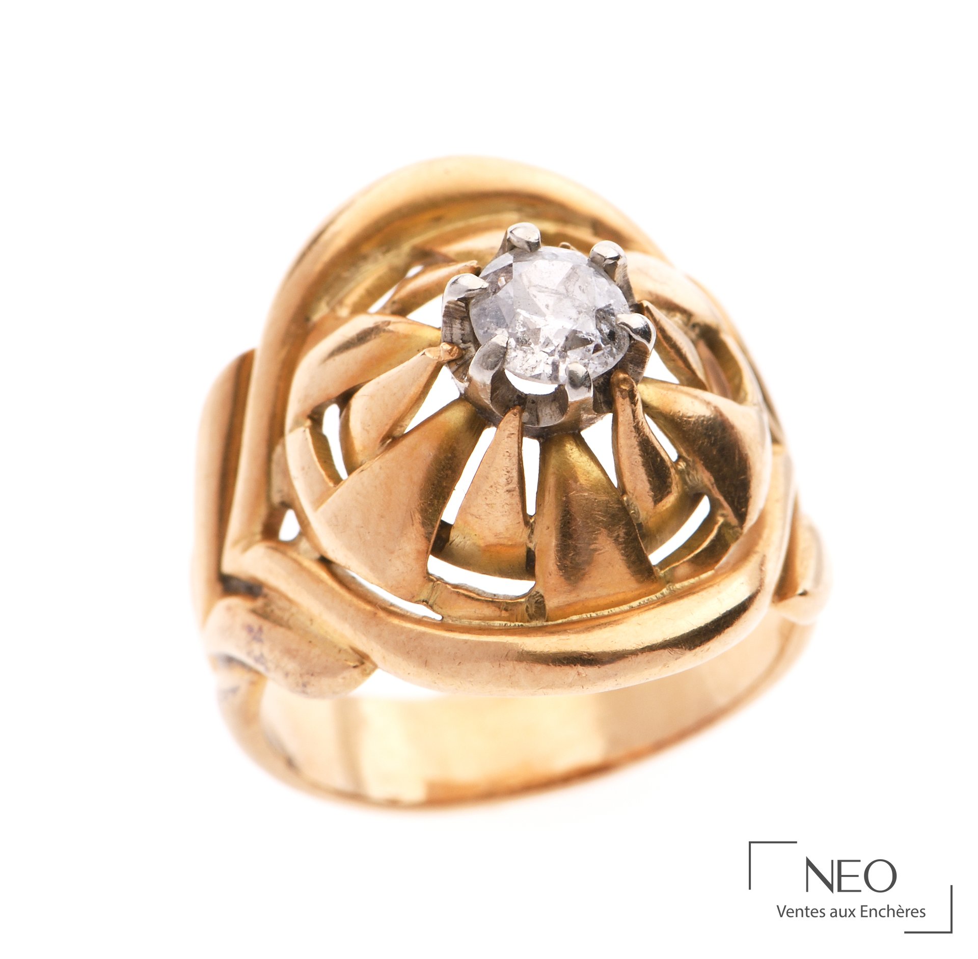 Bague en or jaune ornée d’un diamant central