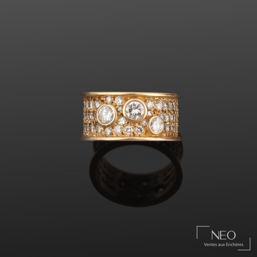 Bague bandeau en or jaune sertie de diamants