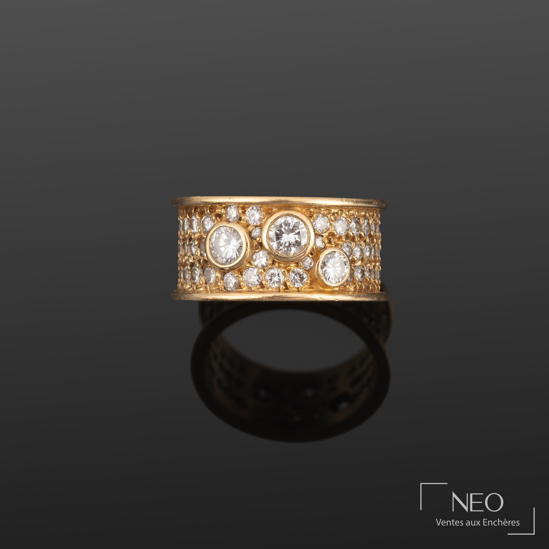 Bague bandeau en or jaune sertie de diamants