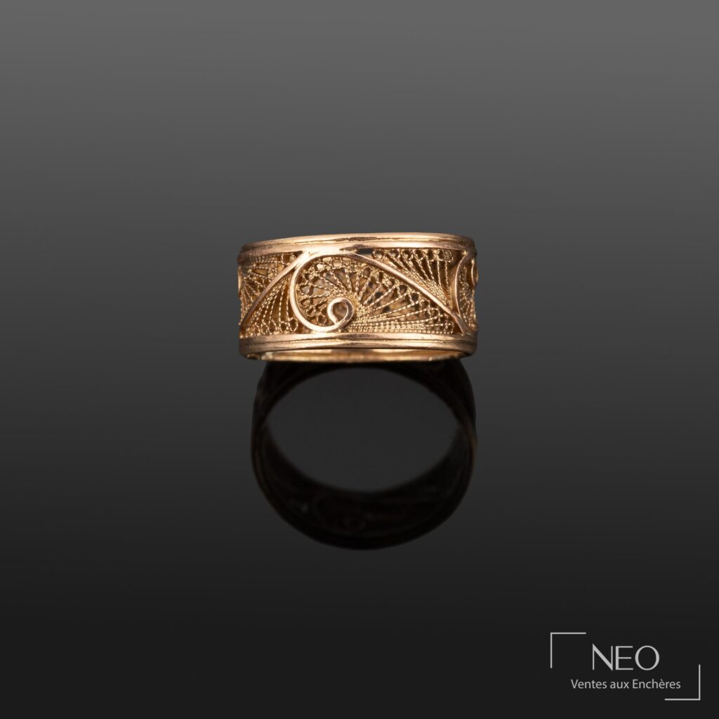 Bague bandeau en or jaune ajouré avec décor géométrique stylisé