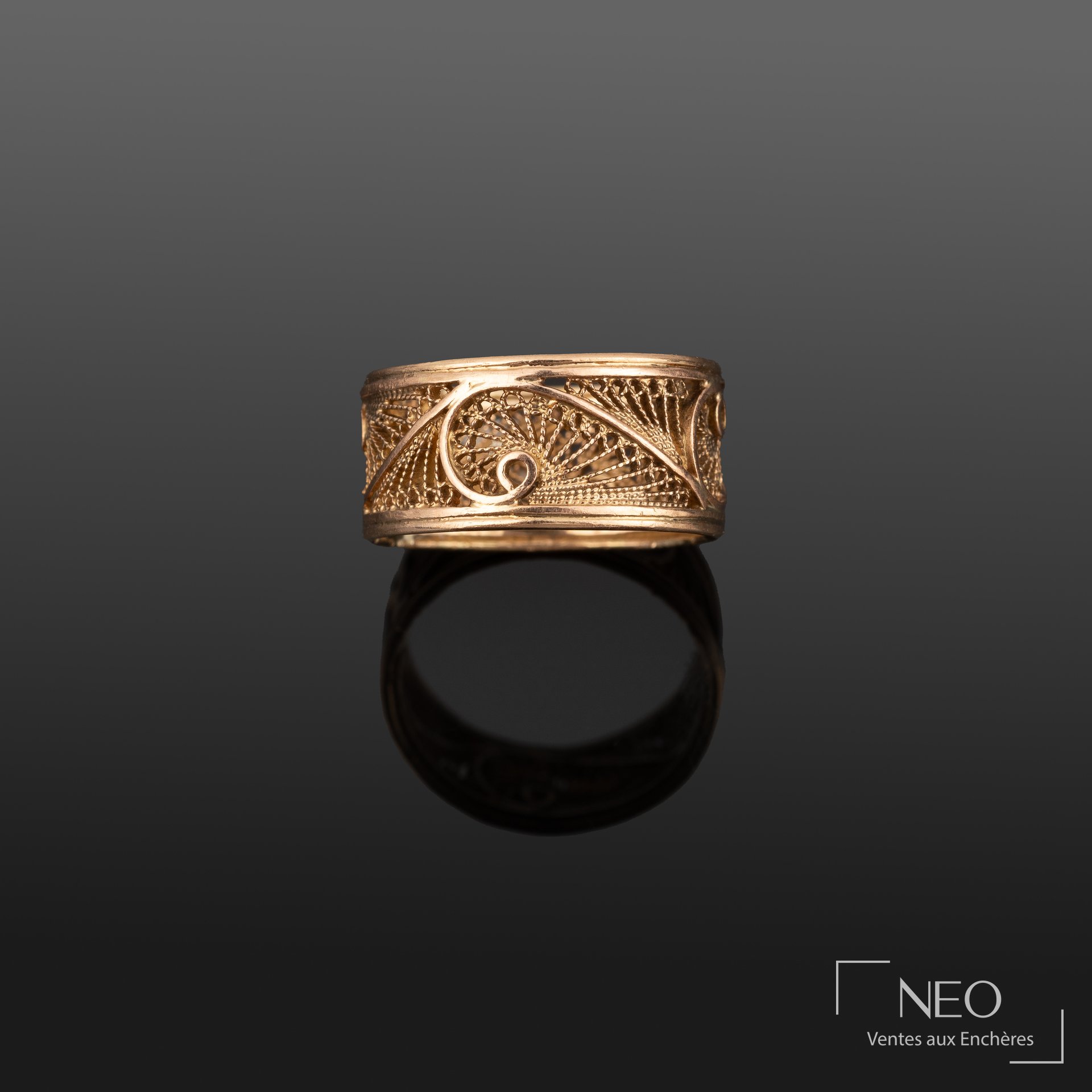 Bague bandeau en or jaune ajouré avec décor géométrique stylisé