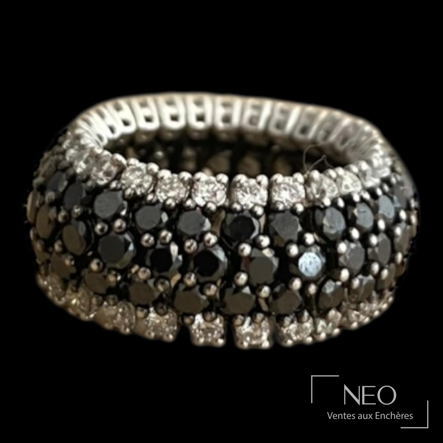 Bague bandeau souple en or gris pavée de diamants noirs et blancs