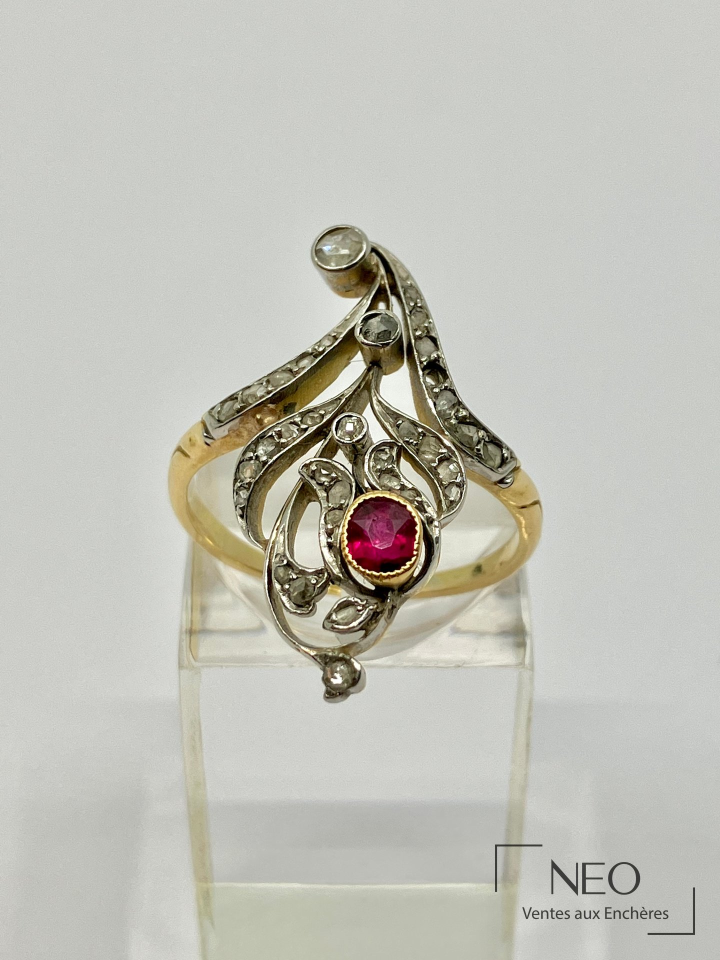 Bague Belle Epoque en or jaune 18 carats, platine, pierre rouge et diamants