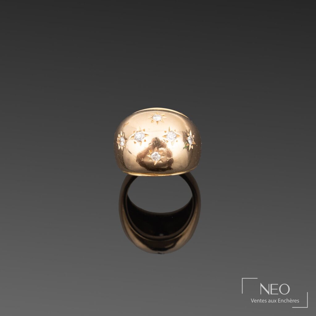 Bague boule en or jaune sertie de motifs d'étoiles avec diamants