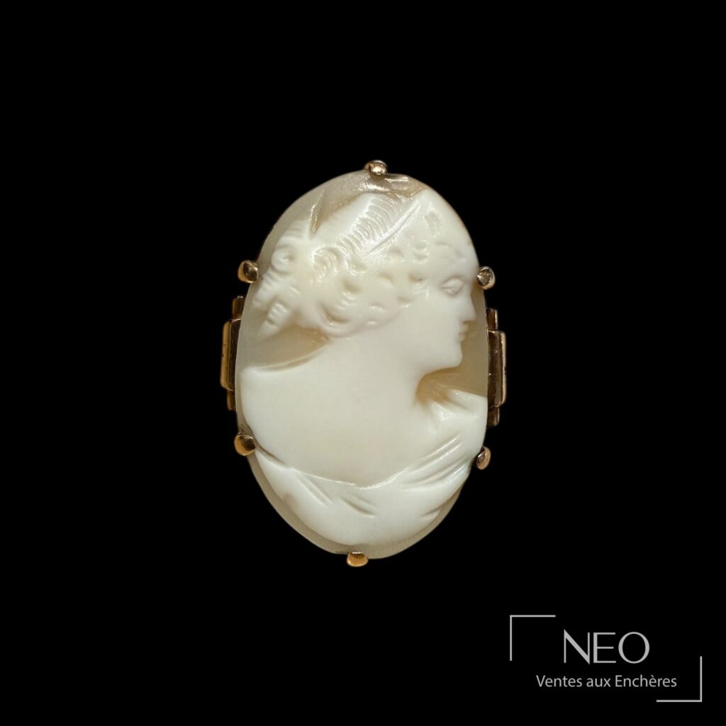 Bague en or rose avec camée ovale figurant une femme de profil
