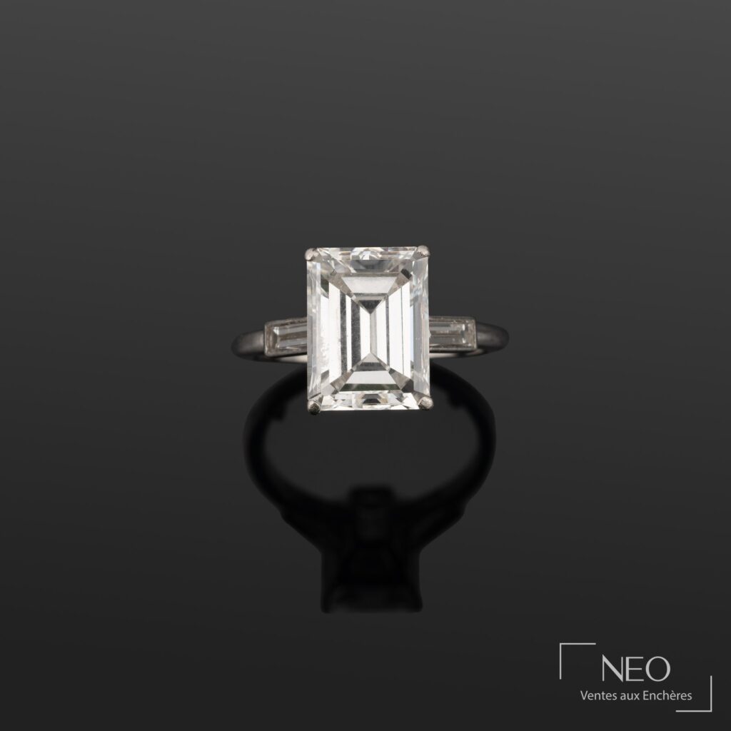 Bague Cartier en platine avec diamant taille émeraude et diamants baguettes