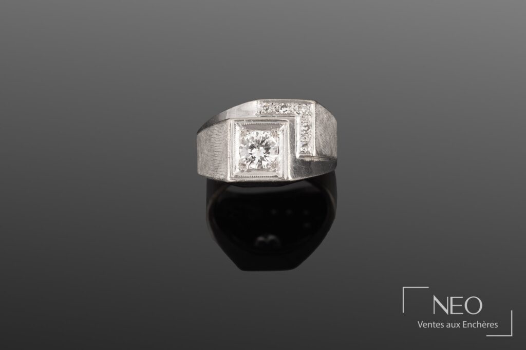Bague chevalière en or avec diamant central et diamants latéraux