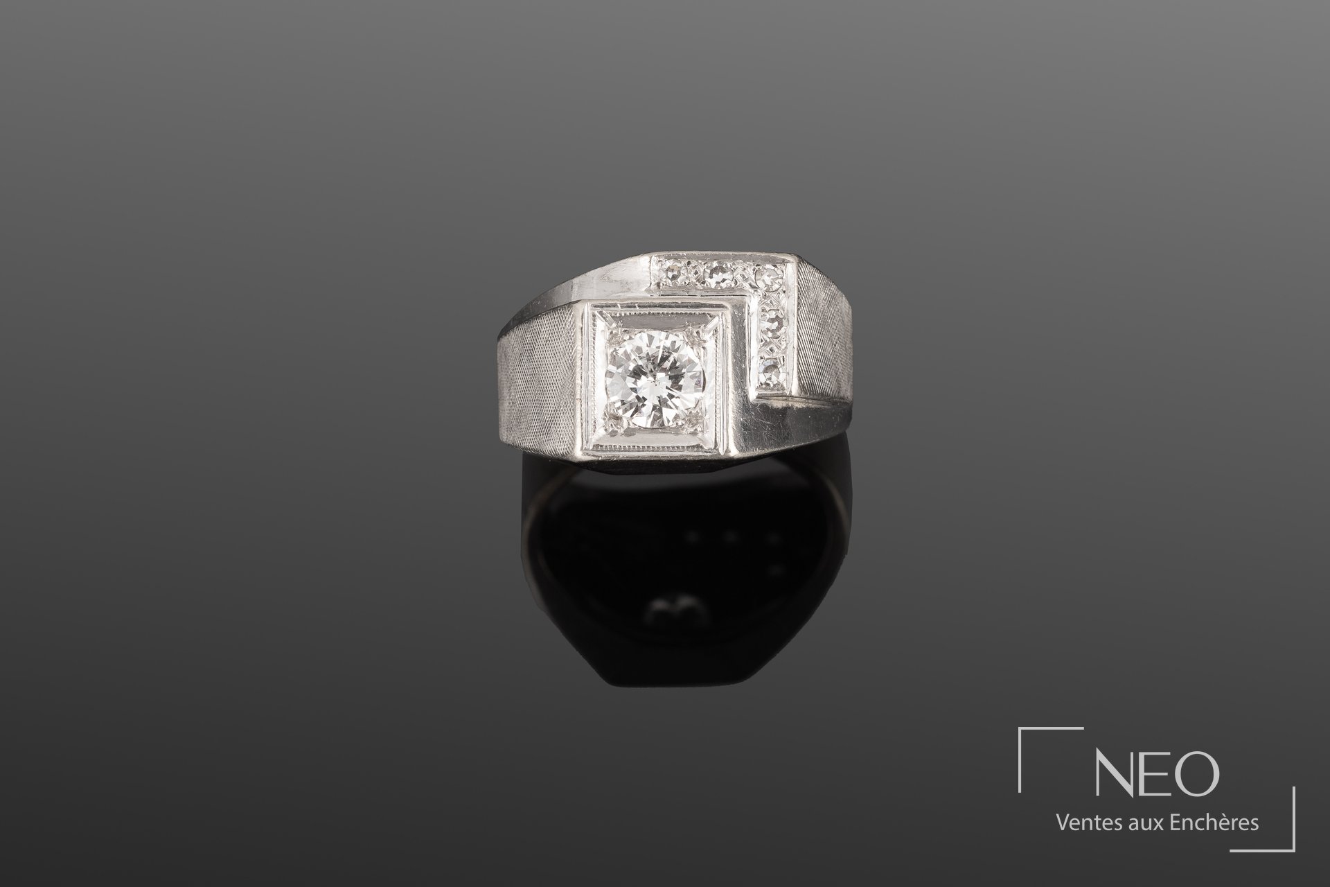Bague chevalière en or avec diamant central et diamants latéraux