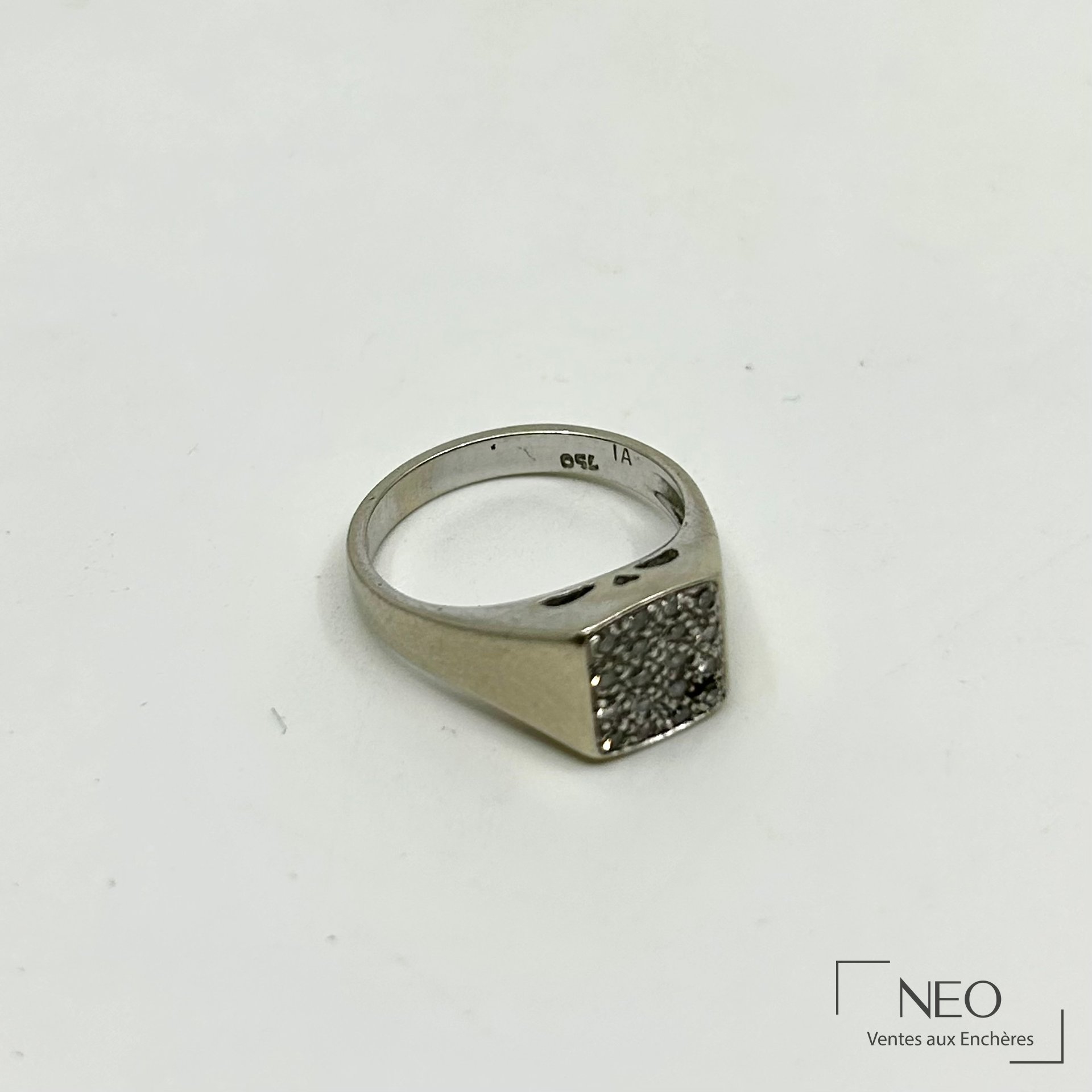 Bague chevalière en or gris avec plateau serti de petits diamants taille rose