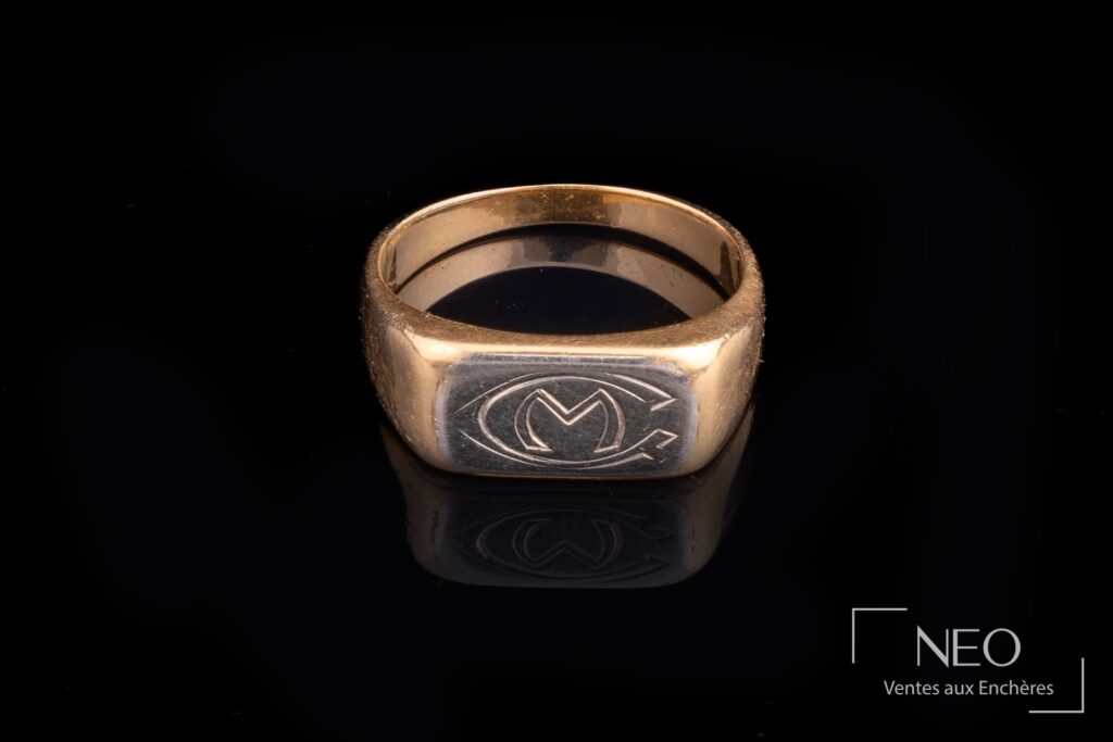 Bague chevalière en or jaune et gris avec monogramme MG sur la plaque