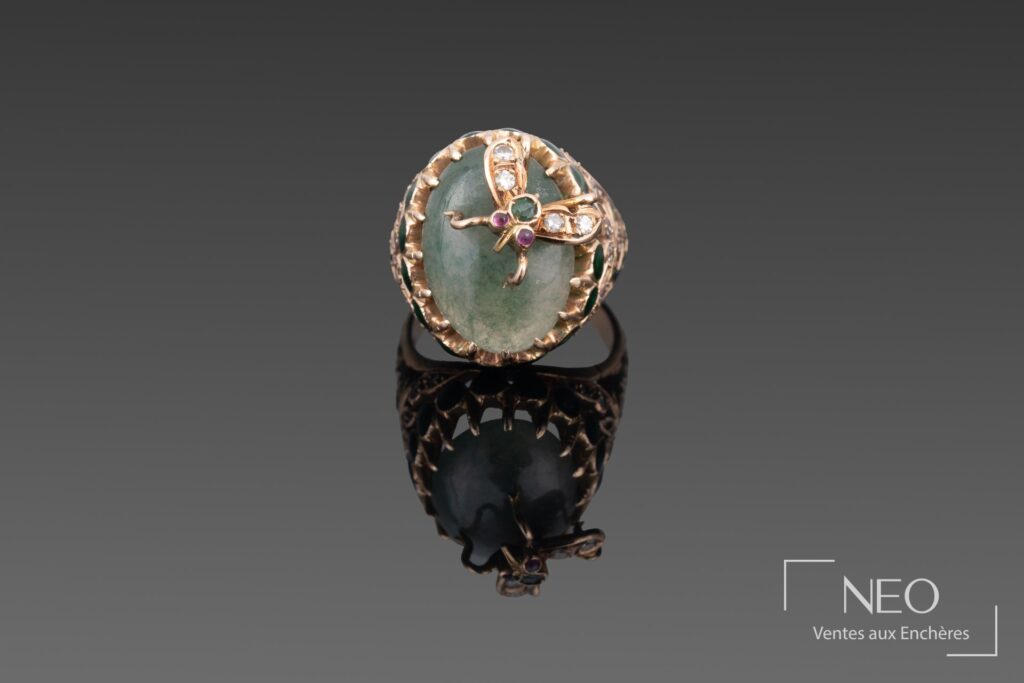 Bague cocktail en or jaune avec pierre verte ovale