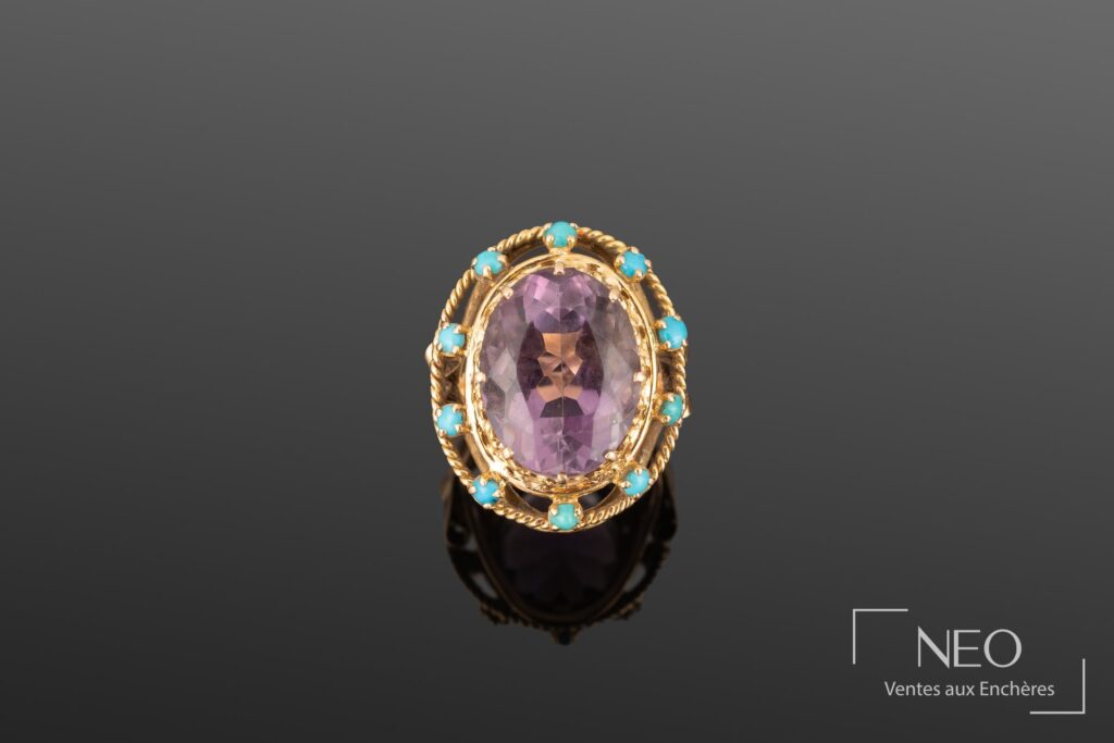 Bague cocktail ovale en or jaune avec améthyste et turquoise